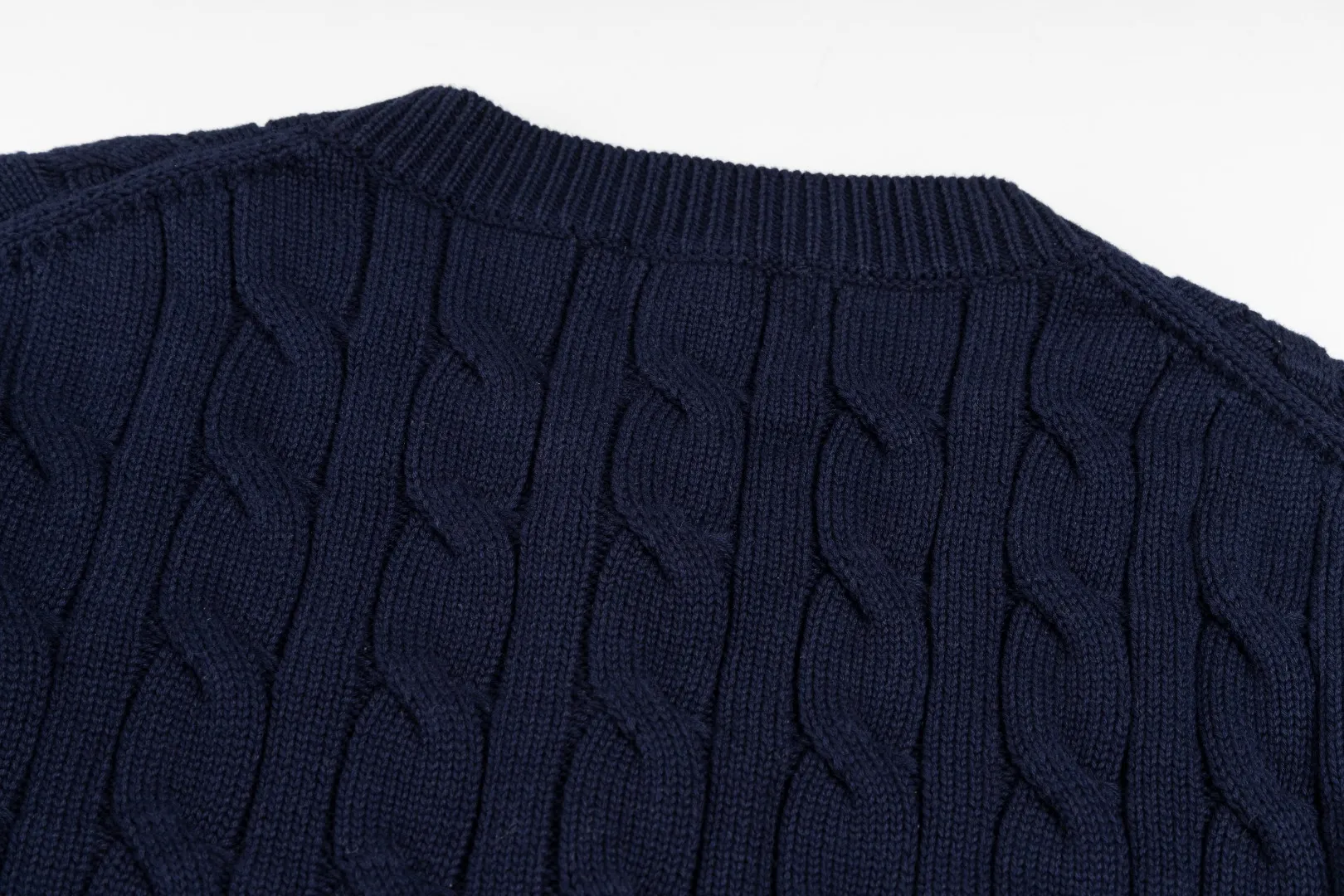 P230 #R93 RALPH LAUREN Ralph Lauren twelve colors classic small label embroidery logo seven-button knitted cable cardigan sweater women's top, high-density LOGO embroidery on the chest, original customization of tag accessories. Made of pure cotton yarn, pure cotton is skin-friendly and comfortable, small label war horse embroidered twist button cardigan sweater 🐎 high quality, follow the blogger to learn how to wear it! Let’s buy a Ralph Lauren cable sweater. It’s a super hard-to-find series after it became popular. It’s hard to find one on the official website. It’s simple and practical to wear, with a lazy and loose feel. The thickened fabric has more texture, feels soft and delicate, and has a loose fit. Whether worn alone or layered, you can wear different styles of fashion with just one piece!   Size:
